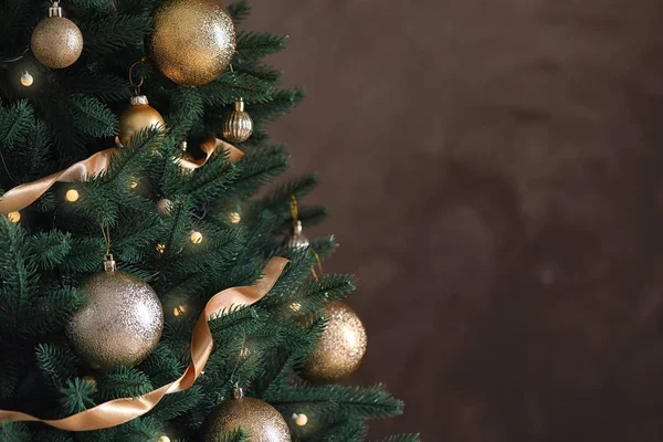 Bela árvore de Natal com decoração em fundo marrom. Espaço para texto — Fotografia de Stock