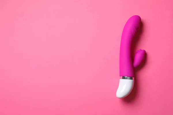 Dildo su sfondo rosa, vista dall'alto con spazio per il testo. Giocattolo del sesso — Foto Stock