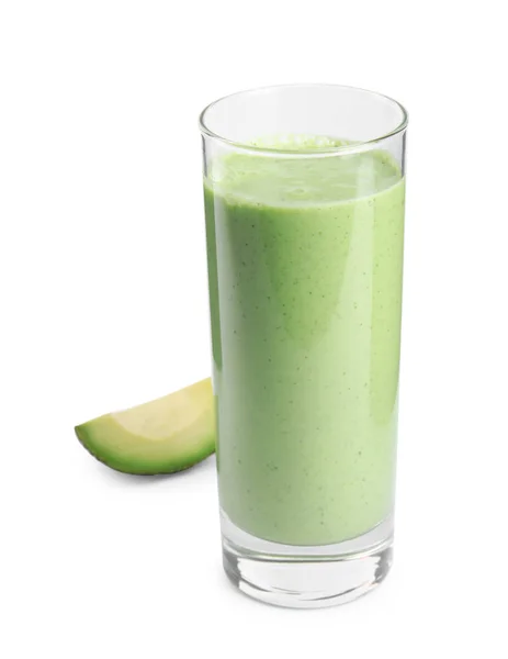 Glas leckerer Smoothie und Avocadoscheibe auf weißem Hintergrund — Stockfoto