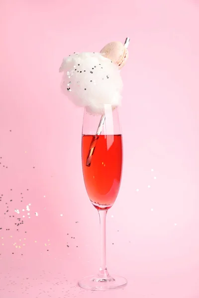 Cóctel con algodón de azúcar en vidrio sobre fondo rosa —  Fotos de Stock