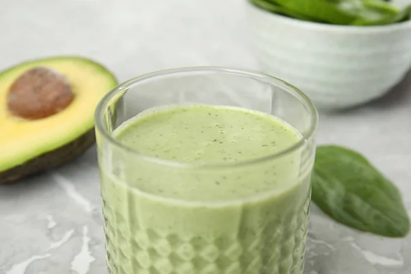 Glas lekkere avocado smoothie op tafel, close-up — Stockfoto