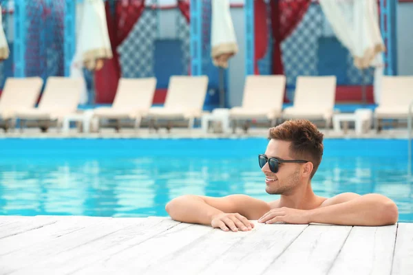 Joven Hombre Con Gafas Sol Con Reflejo Playa Tropical Piscina: fotografía  de stock © NewAfrica #370502066