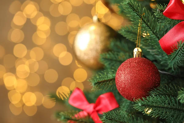 Mooie kerstboom met decor tegen wazige lichten op achtergrond — Stockfoto