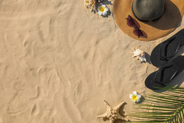 Kum üzerinde farklı plaj aksesuarları ile Düz yatıyordu kompozisyon. Metin için alan