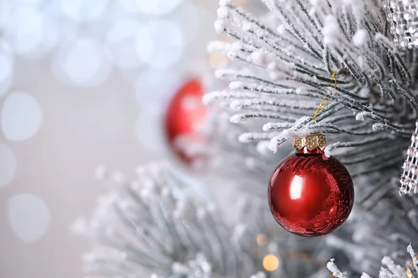 Schöner Weihnachtsbaum mit festlichem Dekor vor verschwommenem Licht im Hintergrund, Nahaufnahme. Raum für Text — Stockfoto