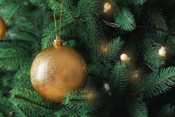 Hermoso árbol de Navidad con decoración festiva como fondo, primer plano —  Fotos de Stock