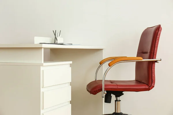 Elegante interno del posto di lavoro con sedia da ufficio moderna e scrivania — Foto Stock