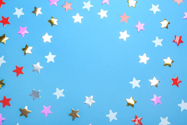 Marco de estrellas confeti con espacio para texto sobre fondo azul, vista superior. Celebración de Navidad —  Fotos de Stock