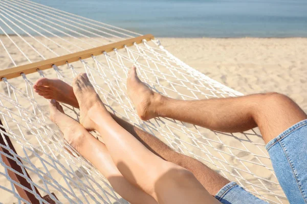Jeune couple relaxant dans hamac sur la plage, gros plan — Photo