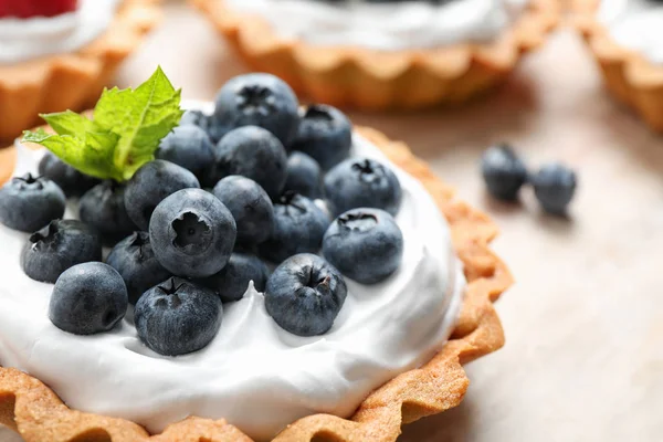 Tarta de arándanos en la mesa, primer plano. Deliciosos pasteles — Foto de Stock