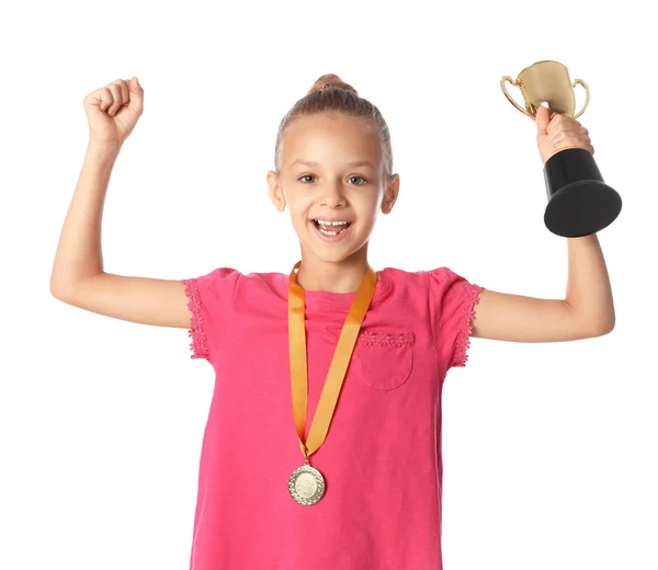 Fille heureuse avec tasse gagnante dorée et médaille sur fond blanc — Photo