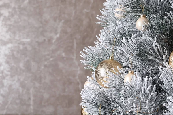茶色の背景にお祝いの装飾と美しいクリスマスツリー。テキスト用のスペース — ストック写真