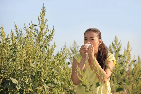 Młoda kobieta cierpiąca na alergię ambrozja na zewnątrz — Zdjęcie stockowe