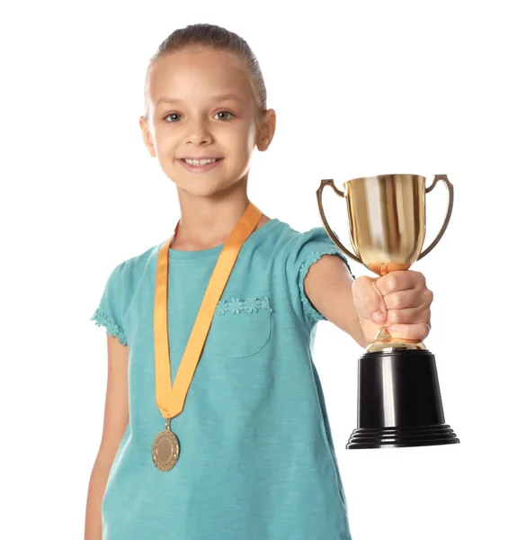 Fille heureuse avec tasse gagnante dorée et médaille sur fond blanc — Photo