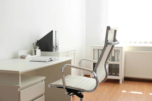 Interior de local de trabalho elegante com cadeira de escritório moderno e mesa — Fotografia de Stock