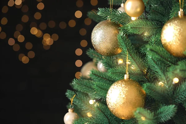 Piękne choinki z świątecznym wystrojem przed niewyraźne światła na tle. Miejsce na tekst — Zdjęcie stockowe