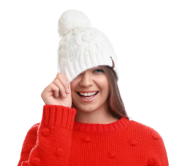 Mujer joven en suéter cálido y sombrero sobre fondo blanco. Temporada de invierno — Foto de Stock