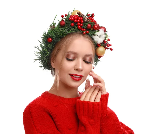 Schöne junge Frau trägt Weihnachtskranz auf weißem Hintergrund — Stockfoto