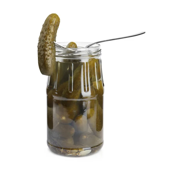 Tenedor con pepino marinado sobre frasco sobre fondo blanco — Foto de Stock