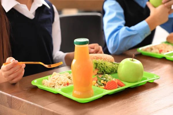 Bambini a tavola con cibo sano nella mensa scolastica, primo piano — Foto Stock