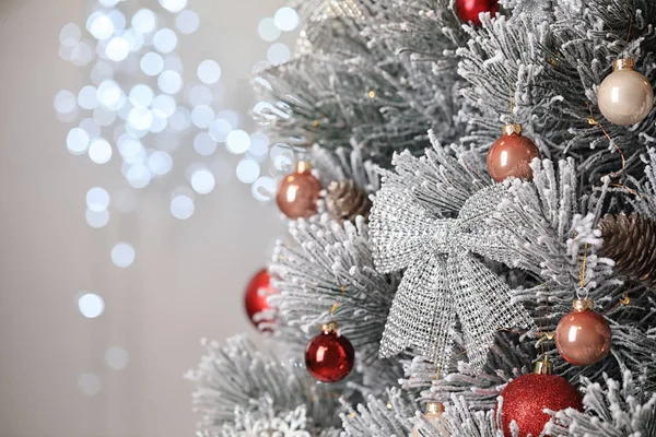 Schöner Weihnachtsbaum mit festlichem Dekor vor verschwommenem Licht auf dem Hintergrund. Raum für Text — Stockfoto