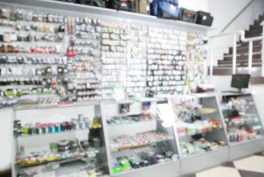 Balık tutmak için ekipmanlar ile spor mağazası bulanık bakış