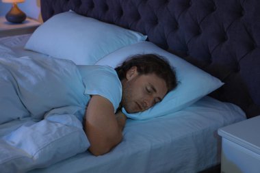 Yakışıklı genç adam geceleri yastıkta uyuyor. Yat -madan