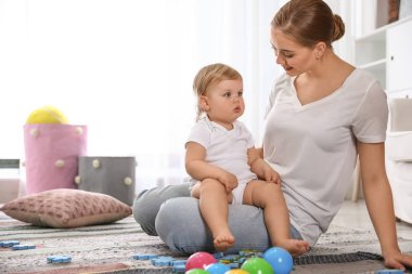 Anne evde bebeğiyle vakit geçiriyor. Metin için alan