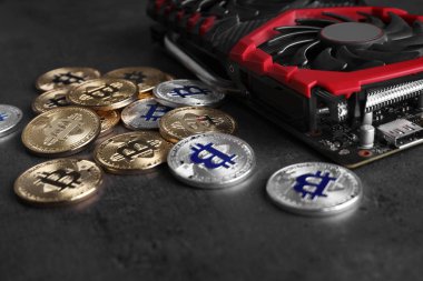 Gri tabloda modern ekran kartı ve bitcoinler, metin için alan