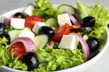 Kasede lezzetli taze Yunan salatası, closeup