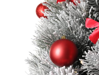 Beyaz arka plan üzerinde dekor ile güzel Noel ağacı