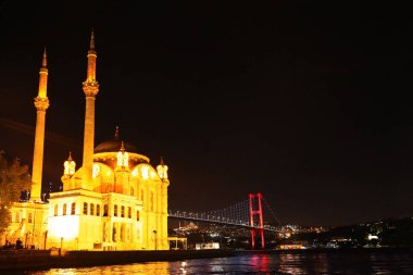 İstanbul, Türkiye - 08 Ağustos 2019: Akşam Güzel Ortaköy Camii ve Boğaziçi Köprüsü