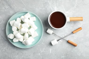 Mermer masada koyu çikolata ve marshmallow ile Fondü pot, düz yatıyordu