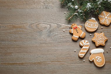 Ahşap masa üzerinde lezzetli ev yapımı Noel çerezleri ile Düz yatıyordu kompozisyon, metin için alan