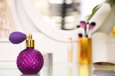 Parfüm şişesi modern tuvalet masası kapalı, metin için alan. Şık oda iç