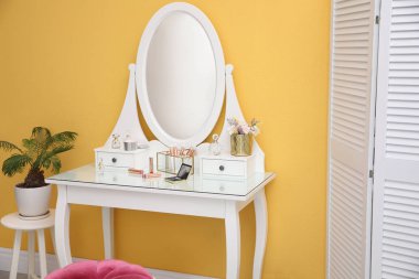 Sarı duvara yakın modern tuvalet masası ile şık oda iç