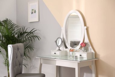 Modern tuvalet masası ve zarif sandalye ile şık oda iç