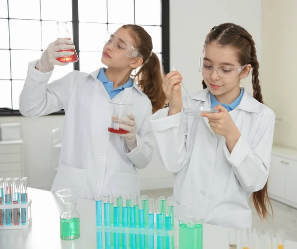 Alunos inteligentes fazendo experiências em aulas de química — Fotografia de Stock