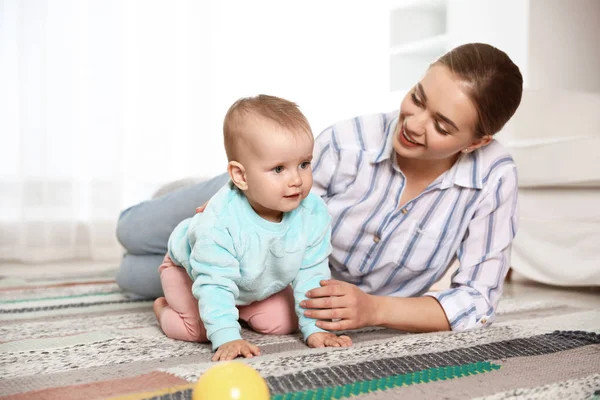 Anne evde yerde sürünerek bebeğini izlerken