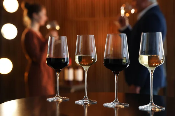 ぼやけた背景に対してテーブルの上に異なるワインのグラス — ストック写真