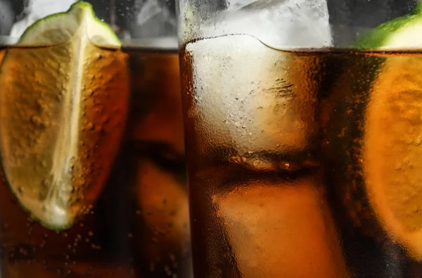 Buz küpleri ve kireç ile serinletici soda içecekler gözlük, closeup — Stok fotoğraf