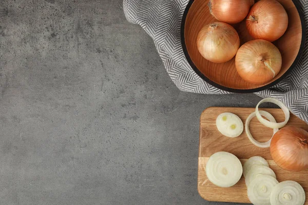 Gri masa üzerinde olgun soğan ile Düz yatıyordu kompozisyon, metin için boşluk