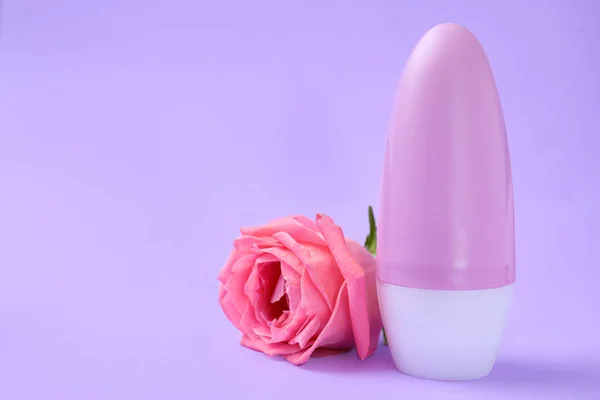 Composizione con deodorante naturale roll-on femminile su sfondo viola, spazio per il testo — Foto Stock