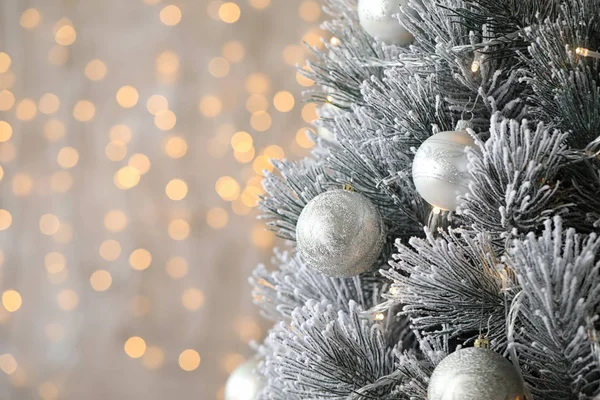 Mooie kerstboom met decor tegen vage lichten op de achtergrond. Ruimte voor tekst — Stockfoto