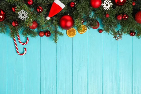 Tannenzweige mit Weihnachtsdekoration auf hellblauem Holzgrund, flach gelegt. Raum für Text — Stockfoto