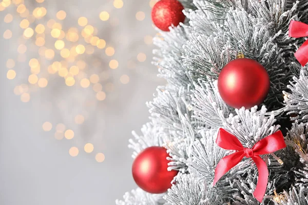 Arka planda bulanık ışıklara karşı dekor ile güzel Noel ağacı. Metin için alan