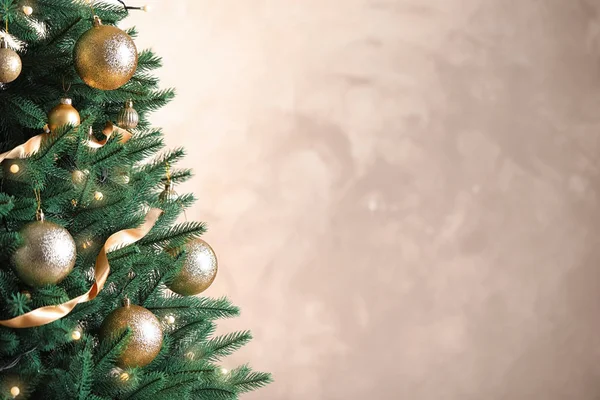 Hafif arka planda dekor ile güzel Noel ağacı. Metin için alan