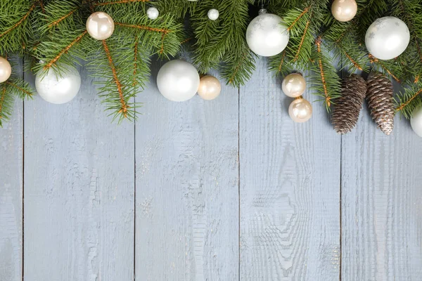 Τα κλαδιά ελάτων με Χριστουγεννιάτικη διακόσμηση σε γκρι ξύλινο φόντο, επίπεδη. Χώρος για κείμενο — Φωτογραφία Αρχείου