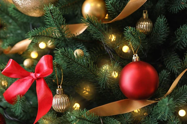 Όμορφο χριστουγεννιάτικο δέντρο με διακόσμηση ως φόντο — Φωτογραφία Αρχείου