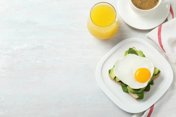 Leckeres Frühstück mit Spiegelei auf dem Tisch serviert, flach gelegt. Raum für Text — Stockfoto